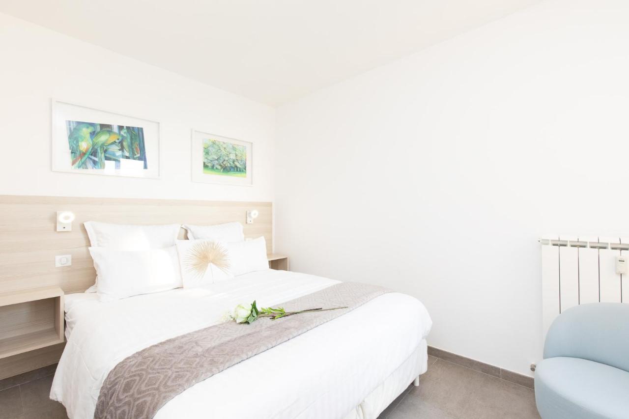 On La Croisette: Luxe 2 Bedrooms/ 2 Baths Appartement Cannes
